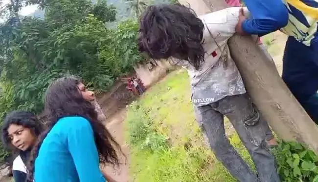 Odisha : युवतियों ने एक युवक को पेड़ से बांधकर पीटा Odisha : युवतियों ने एक युवक को पेड़ से बांधकर पीटा