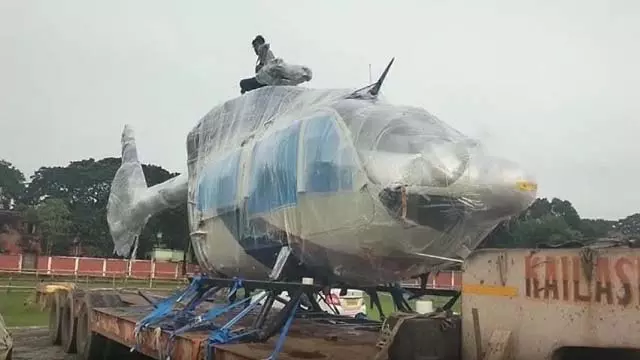 मुख्यमंत्री का हेलीकॉप्टर केंद्रपाड़ा कॉलेज में फंसा, ट्रक से मुंबई रवाना मुख्यमंत्री का हेलीकॉप्टर केंद्रपाड़ा कॉलेज में फंसा, ट्रक से मुंबई रवाना
