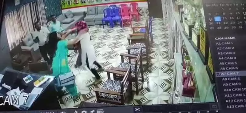 Talwara में शिक्षक ने स्कूल प्रभारी और सहकर्मी की पिटाई की Talwara में शिक्षक ने स्कूल प्रभारी और सहकर्मी की पिटाई की