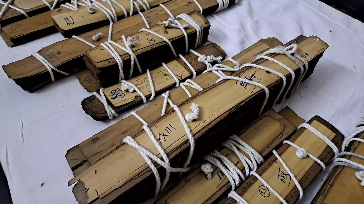 कालीकट विश्वविद्यालय ने राष्ट्रपति भवन को दुर्लभ मलयालम पांडुलिपियाँ सौंपीं कालीकट विश्वविद्यालय ने राष्ट्रपति भवन को दुर्लभ मलयालम पांडुलिपियाँ सौंपीं