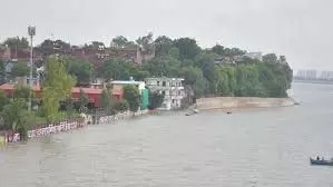 Prayagraj : यमुना के बढ़ते जलस्तर से बाढ़ का खतरा बढ़ा, गंगा में राहत Prayagraj : यमुना के बढ़ते जलस्तर से बाढ़ का खतरा बढ़ा, गंगा में राहत