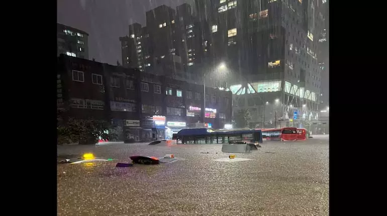 South Korea में भारी बारिश, दो लोगों की मौत, 1,000 से अधिक लोगों को निकाला गया South Korea में भारी बारिश, दो लोगों की मौत, 1,000 से अधिक लोगों को निकाला गया