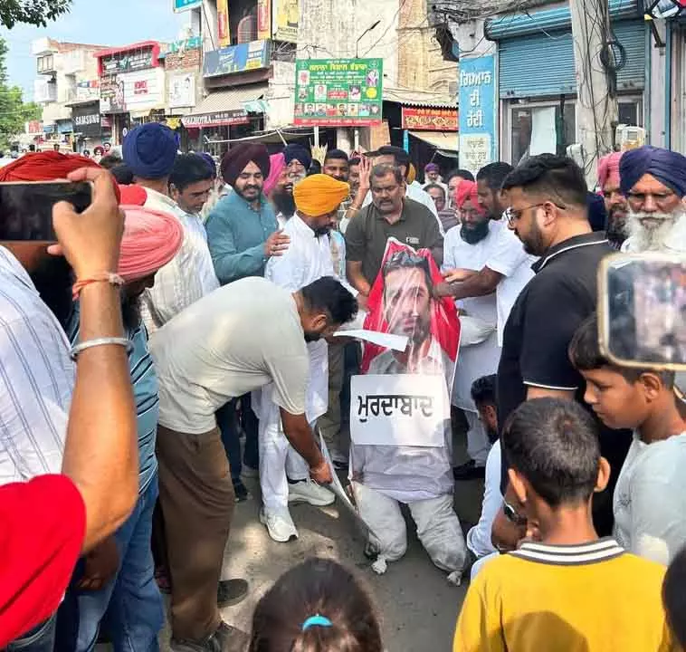 Ludhiana: दलित कार्यकर्ताओं ने कांग्रेस नेताओं के खिलाफ प्रदर्शन किया, माफी की मांग की Ludhiana: दलित कार्यकर्ताओं ने कांग्रेस नेताओं के खिलाफ प्रदर्शन किया, माफी की मांग की
