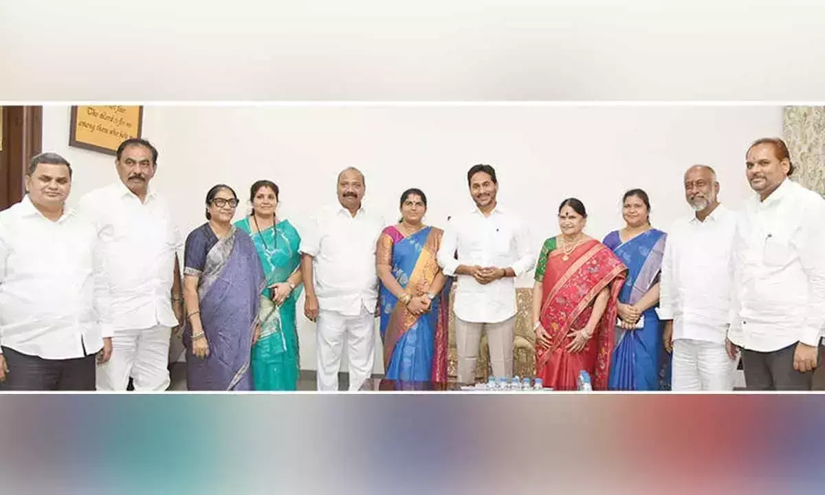 YSRCP जिला परिषद प्रमुखों ने जगन से मुलाकात की YSRCP जिला परिषद प्रमुखों ने जगन से मुलाकात की