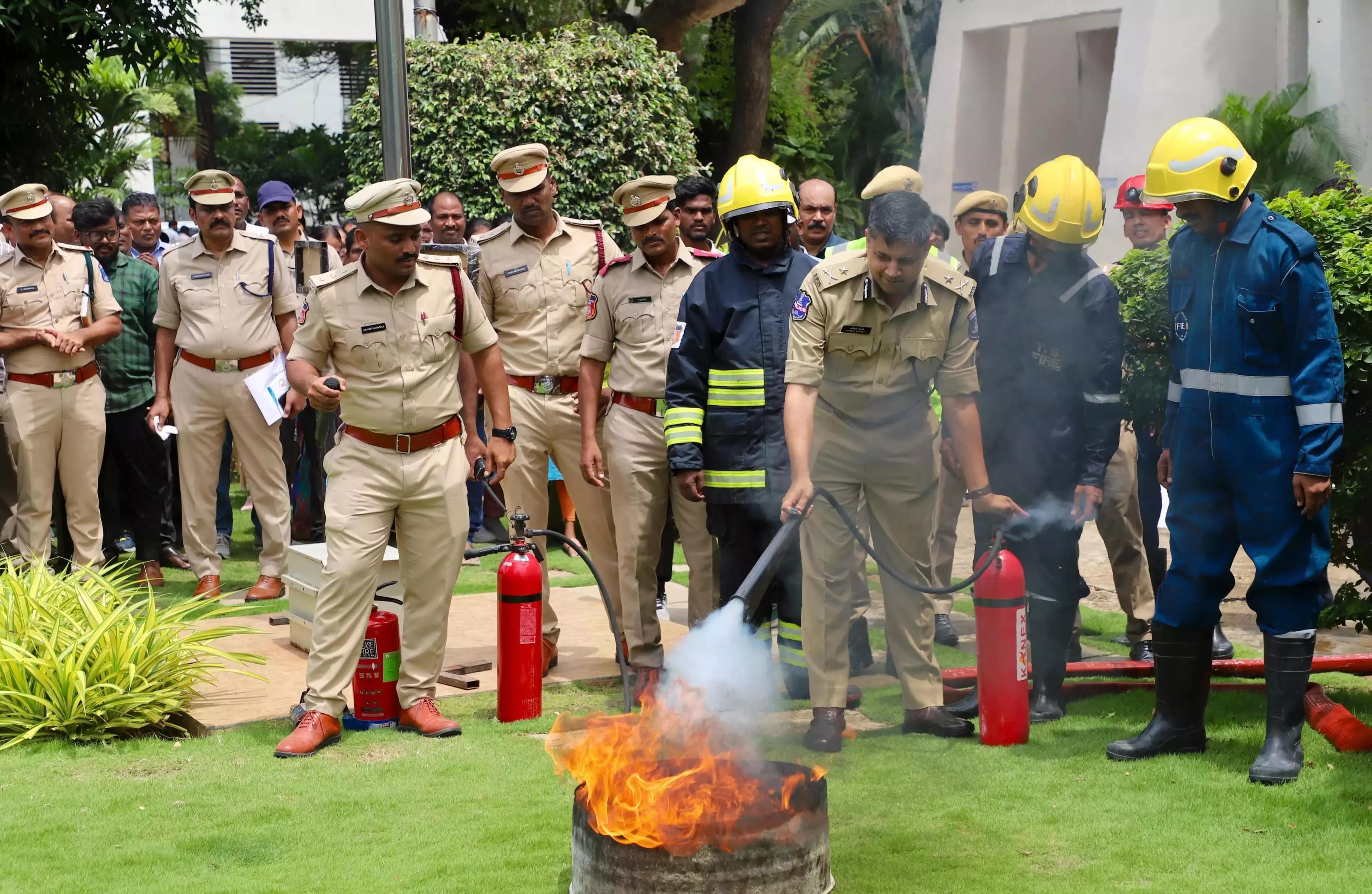Cyberabad पुलिस ने आपातकालीन तैयारियों को मज़बूत करने के लिए अग्नि मॉक ड्रिल का आयोजन किया Cyberabad पुलिस ने आपातकालीन तैयारियों को मज़बूत करने के लिए अग्नि मॉक ड्रिल का आयोजन किया
