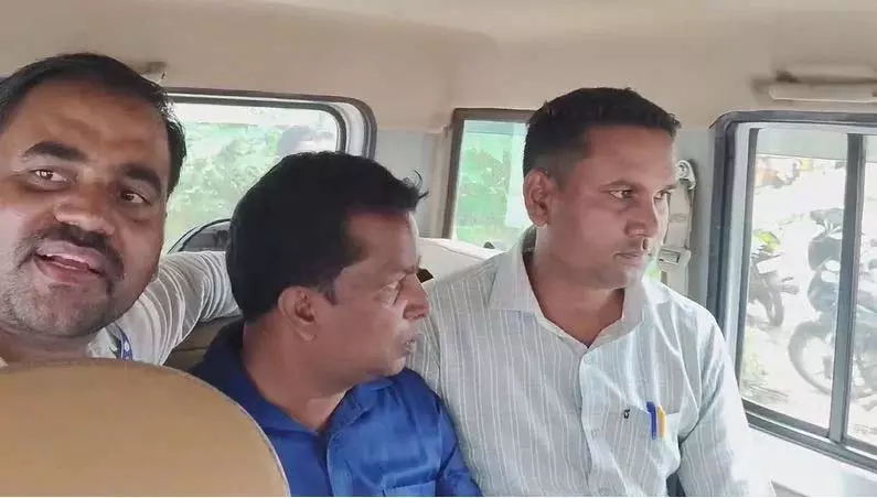 CG BREAKING: पटवारी रिश्वत लेते गिरफ्तार: ACB ने जांजगीर-चांपा में की छापेमारी, रंगेहाथ पकड़ा गया अधिकारी CG BREAKING: पटवारी रिश्वत लेते गिरफ्तार: ACB ने जांजगीर-चांपा में की छापेमारी, रंगेहाथ पकड़ा गया अधिकारी