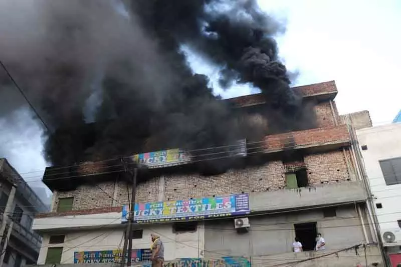 Ludhiana: सुंदर नगर कपड़ा इकाई में भीषण आग लगी Ludhiana: सुंदर नगर कपड़ा इकाई में भीषण आग लगी