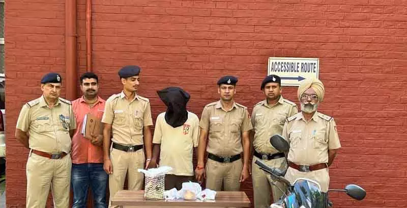 Chandigarh: हेरोइन और 2 लाख रुपये की नशीली दवाओं की तस्करी के साथ अपराधी गिरफ्तार Chandigarh: हेरोइन और 2 लाख रुपये की नशीली दवाओं की तस्करी के साथ अपराधी गिरफ्तार