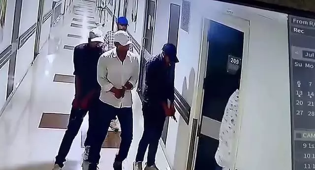 हमलावरों ने अस्पताल में घुसकर विचाराधीन कैदी की गोली मारकर हत्या की हमलावरों ने अस्पताल में घुसकर विचाराधीन कैदी की गोली मारकर हत्या की