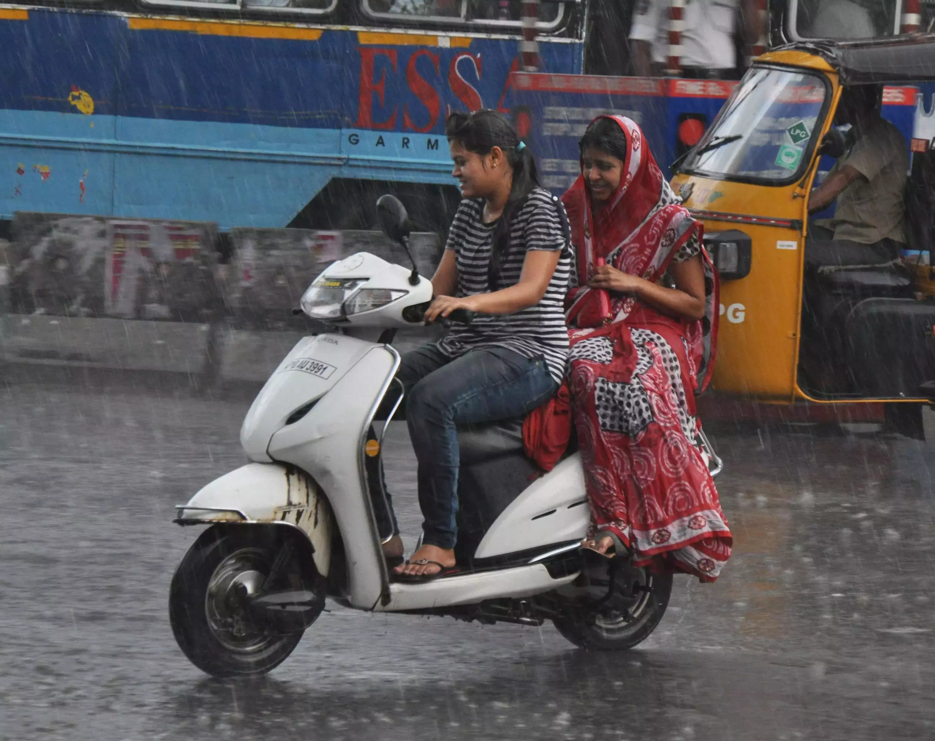 Telangana में भारी बारिश का अनुमान, कई जिलों के लिए येलो अलर्ट जारी Telangana में भारी बारिश का अनुमान, कई जिलों के लिए येलो अलर्ट जारी