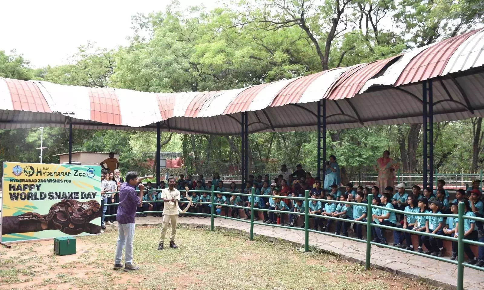 Telangana: विश्व सर्प दिवस पर जागरूकता कार्यक्रम में 700 छात्र शामिल हुए Telangana: विश्व सर्प दिवस पर जागरूकता कार्यक्रम में 700 छात्र शामिल हुए