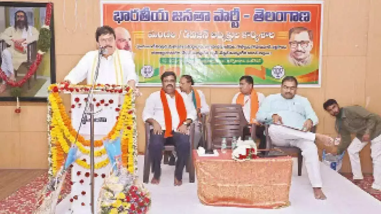 BJP अध्यक्ष ने पार्टी कार्यकर्ताओं से बूथ-केंद्रित रणनीति अपनाने का आह्वान किया BJP अध्यक्ष ने पार्टी कार्यकर्ताओं से बूथ-केंद्रित रणनीति अपनाने का आह्वान किया