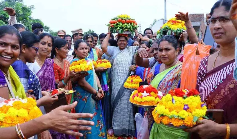 मंत्री सीथक्का के सिर पर गिरी सब्जी बथुकम्मा.. वीडियो मंत्री सीथक्का के सिर पर गिरी सब्जी बथुकम्मा.. वीडियो