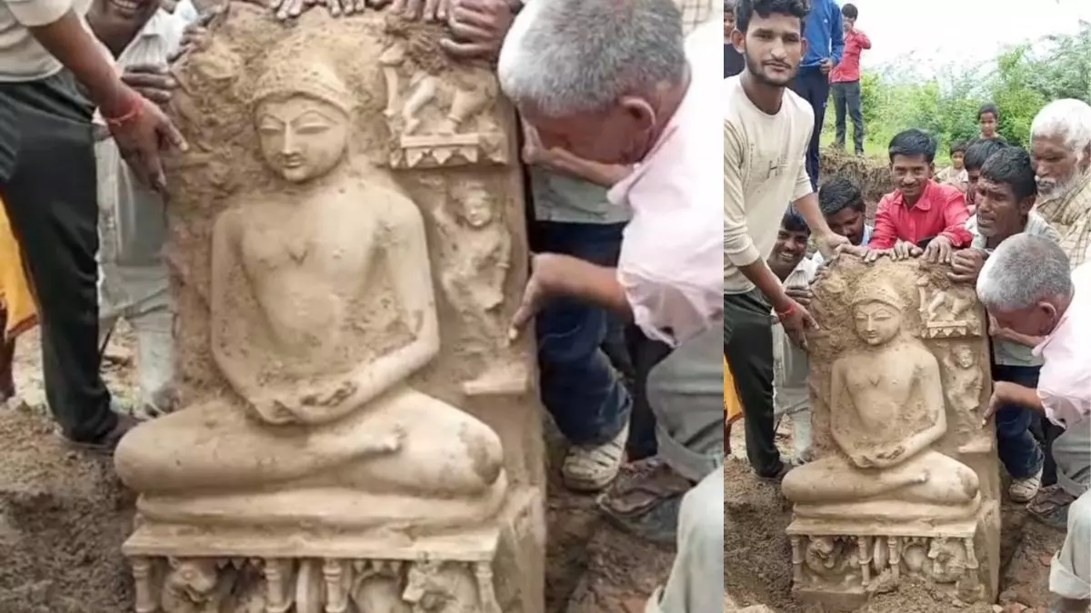Farrukhabad: एटा के रिजोर में खुदाई से निकली जैन मूर्ति Farrukhabad: एटा के रिजोर में खुदाई से निकली जैन मूर्ति