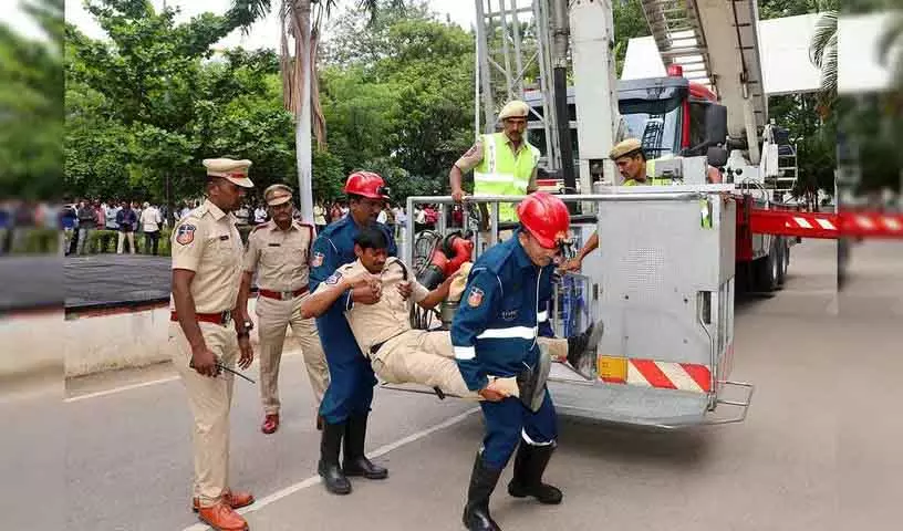 Cyberabad पुलिस ने आपातकालीन प्रतिक्रिया को मजबूत करने के लिए फायर मॉक ड्रिल का आयोजन किया Cyberabad पुलिस ने आपातकालीन प्रतिक्रिया को मजबूत करने के लिए फायर मॉक ड्रिल का आयोजन किया