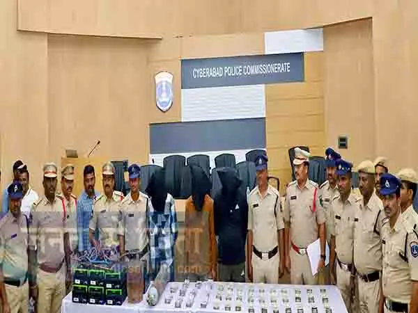 तेलंगाना: ATM से 34 लाख रुपये चुराने के आरोप में तीन गिरफ्तार, 20 लाख रुपये बरामद तेलंगाना: ATM से 34 लाख रुपये चुराने के आरोप में तीन गिरफ्तार, 20 लाख रुपये बरामद