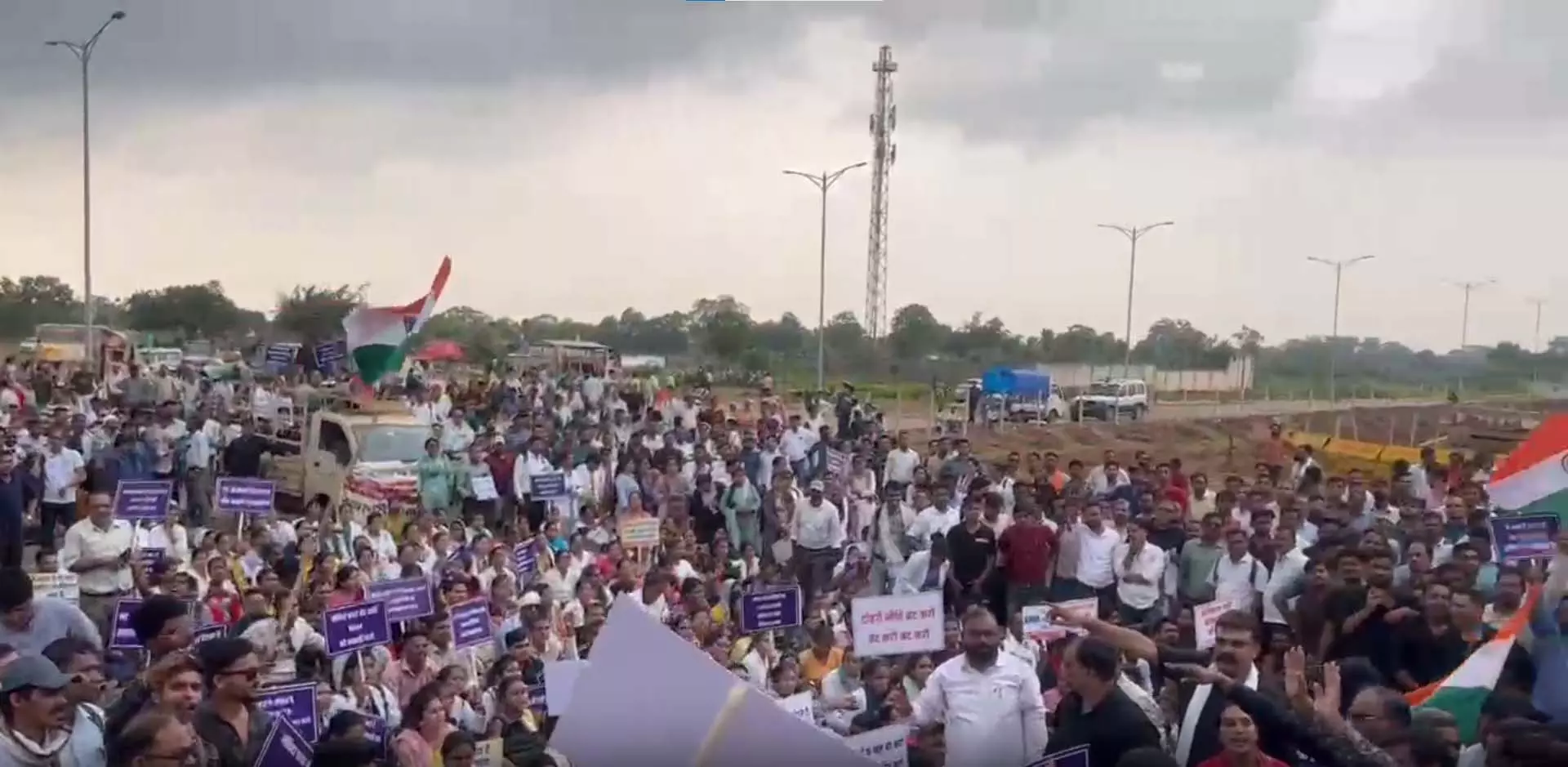 रायपुर में NHM संविदा कर्मचारियों का सातवें दिन भी विरोध जारी, विधानसभा घेराव के दौरान पुलिस से झूमाझटकी रायपुर में NHM संविदा कर्मचारियों का सातवें दिन भी विरोध जारी, विधानसभा घेराव के दौरान पुलिस से झूमाझटकी