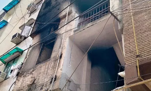शाहदरा आग में दो की मौत, स्थानीयों की अवैध फैक्ट्रियां बंद करने की मांग
