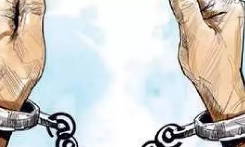 ड्रग मामला: एक महिला समेत दो लोग गिरफ्तार ड्रग मामला: एक महिला समेत दो लोग गिरफ्तार