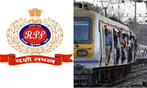 अंधेरी RPF ने लोकल ट्रेन में महिला यात्री को ₹2 लाख मूल्य के कीमती सामान से भरा खोया बैग लौटाया