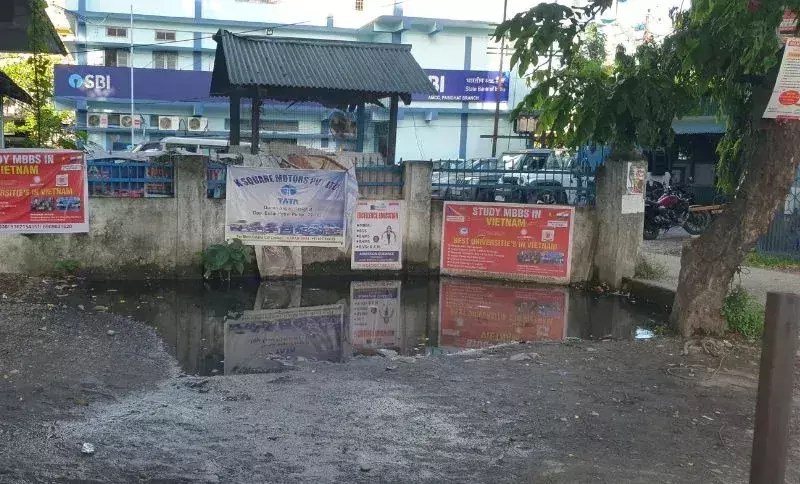 SBI शाखा के पास नाली रिसाव से फैली गंदगी, स्वास्थ्य पर असर