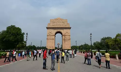 इंडिया गेट पर लगे प्रतिबंधों पर आगंतुकों की मिली-जुली प्रतिक्रिया इंडिया गेट पर लगे प्रतिबंधों पर आगंतुकों की मिली-जुली प्रतिक्रिया