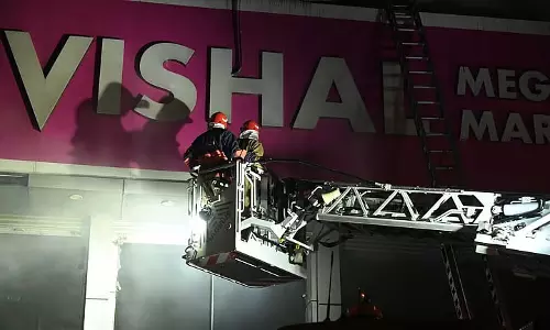 करोल बाग अग्निकांड: दिल्ली हाईकोर्ट ने सरकार से चार हफ्ते में जवाब मांगा करोल बाग अग्निकांड: दिल्ली हाईकोर्ट ने सरकार से चार हफ्ते में जवाब मांगा