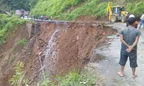 Manipur: भारी बारिश के कारण चुराचांदपुर में भूस्खलन से एक आदिवासी व्यक्ति की मौत Manipur: भारी बारिश के कारण चुराचांदपुर में भूस्खलन से एक आदिवासी व्यक्ति की मौत