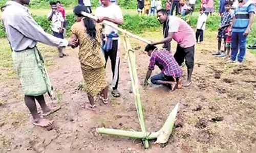 ओडिशा के कोरापुट-रायगढ़ में आदिवासी दंपतियों को हल खींचने की सजा दिए जाने की RDC जांच शुरू ओडिशा के कोरापुट-रायगढ़ में आदिवासी दंपतियों को हल खींचने की सजा दिए जाने की RDC जांच शुरू
