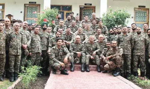 उत्तरी कमांडर ने कश्मीर में ‘ऑपरेशन शिवा’ का जायजा लिया उत्तरी कमांडर ने कश्मीर में ‘ऑपरेशन शिवा’ का जायजा लिया