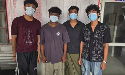 सोसाइटी में दो पक्षों के बीच मारपीट, हिरासत में चार लोग, LIVE वीडियो... सोसाइटी में दो पक्षों के बीच मारपीट, हिरासत में चार लोग, LIVE वीडियो...