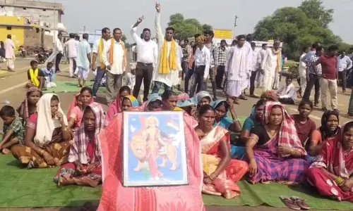 मूड़ागांव में 10 साल की मांग पर चक्काजाम: हाईस्कूल और धान खरीदी केंद्र की मांग को लेकर ग्रामीणों का प्रदर्शन