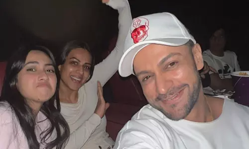 सेल्फी लेना नहीं आता... फोटो लेने में कमजोर शालीन भनोट, निया शर्मा ने बढ़ाई हिम्मत