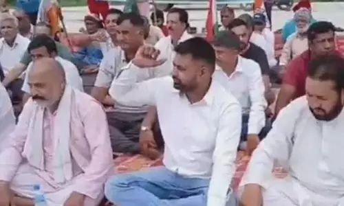 अखनूर के पास प्रस्तावित टोल प्लाजा के खिलाफ कांग्रेस का विरोध प्रदर्शन अखनूर के पास प्रस्तावित टोल प्लाजा के खिलाफ कांग्रेस का विरोध प्रदर्शन