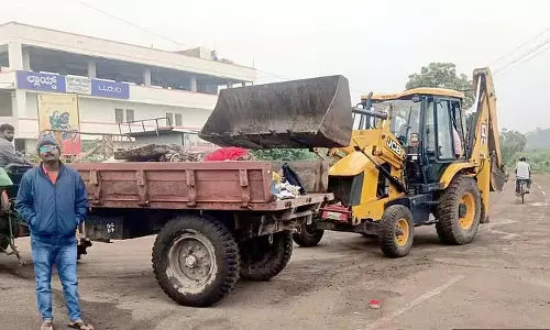 Terradala : नगरपालिका कर्मचारी कचरे का निपटान करते हैं Terradala : नगरपालिका कर्मचारी कचरे का निपटान करते हैं