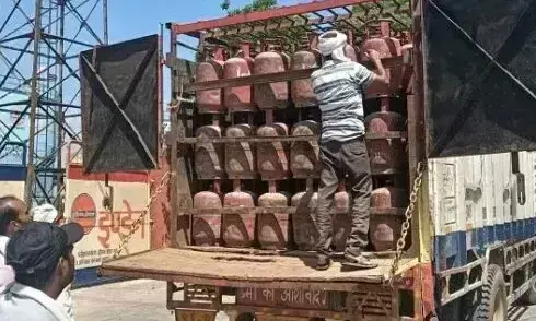 Farrukhabad: गैसिंहपुर प्लांट में काम ठप, ट्रक चालकों ने डीजीएम के खिलाफ खोला मोर्चा Farrukhabad: गैसिंहपुर प्लांट में काम ठप, ट्रक चालकों ने डीजीएम के खिलाफ खोला मोर्चा