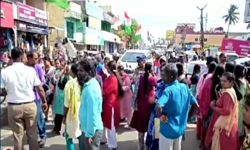 Kancheepuram में स्कूल के समय के बाद ट्रक ने छात्रा को टक्कर मार दी Kancheepuram में स्कूल के समय के बाद ट्रक ने छात्रा को टक्कर मार दी