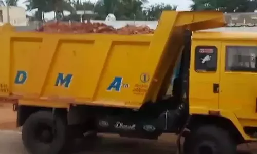 शेट्टीकेरी अक्कीगुंडा के बीच भूमि लूट: टिपर रोके जाने पर ग्रामीणों में आक्रोश शेट्टीकेरी अक्कीगुंडा के बीच भूमि लूट: टिपर रोके जाने पर ग्रामीणों में आक्रोश