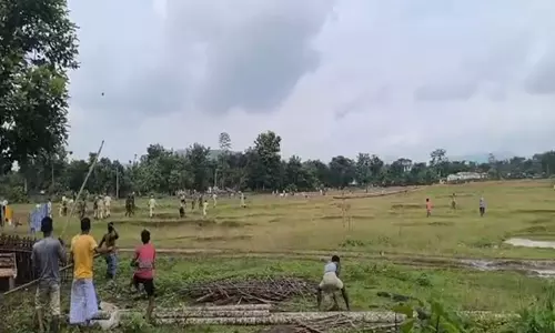 Goalpara के पैकान इलाके में बेदखली अभियान के बाद उपद्रवियों ने पुलिसकर्मियों पर किया हमला Goalpara के पैकान इलाके में बेदखली अभियान के बाद उपद्रवियों ने पुलिसकर्मियों पर किया हमला