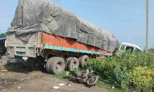 रेवाड़ी गांव के पास सड़क दुर्घटना में एक ही परिवार के तीन सदस्यों की मौत रेवाड़ी गांव के पास सड़क दुर्घटना में एक ही परिवार के तीन सदस्यों की मौत