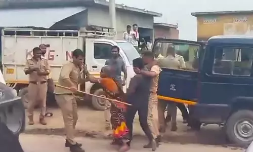 Lakhimpur: खाद की मांग को लेकर मां-बेटे पर पुलिस की बर्बरता Lakhimpur: खाद की मांग को लेकर मां-बेटे पर पुलिस की बर्बरता