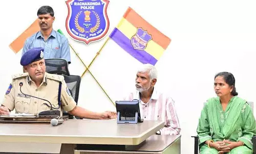 Jana Natya Mandali के संस्थापक संजीव और पत्नी दीना ने रचाकोंडा पुलिस के सामने आत्मसमर्पण कर दिया Jana Natya Mandali के संस्थापक संजीव और पत्नी दीना ने रचाकोंडा पुलिस के सामने आत्मसमर्पण कर दिया