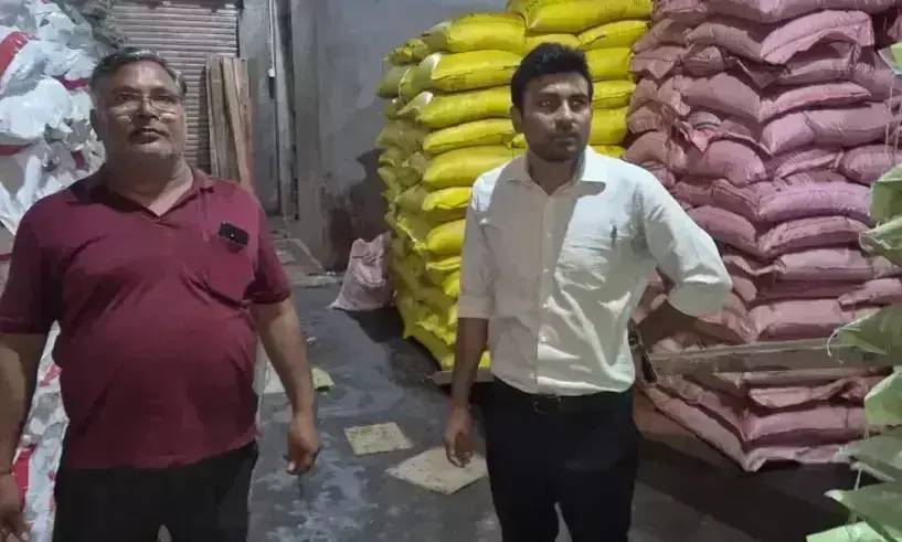 Hathras: कृषि टीम की दबिश से हड़कंप, रिकॉर्ड्स की जांच शुरू Hathras: कृषि टीम की दबिश से हड़कंप, रिकॉर्ड्स की जांच शुरू