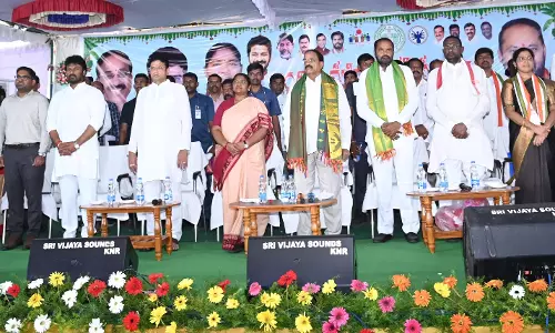 महिला कल्याण के लिए सरकार प्रतिबद्ध: Tummala महिला कल्याण के लिए सरकार प्रतिबद्ध: Tummala