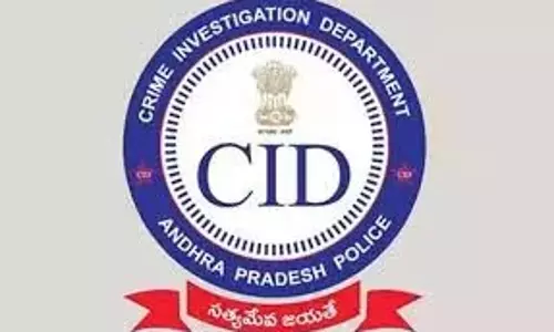 CID अधिकारी HCA रिकॉर्ड की जांच कर रहे CID अधिकारी HCA रिकॉर्ड की जांच कर रहे