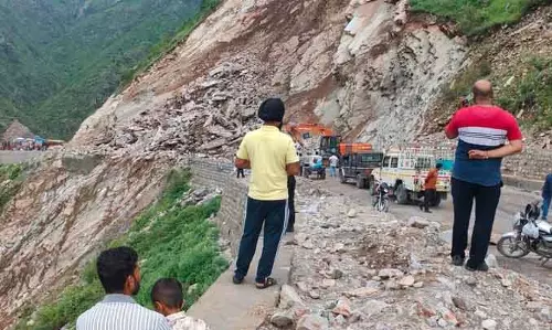 पहाड़ी टूटी, राजमार्ग बाधित, NH-707 पर 10 दिनों में चौथा भूस्खलन