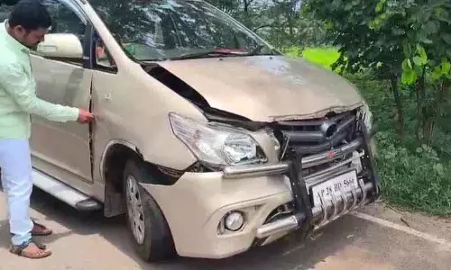 Medak दुर्घटना में श्रम मंत्री विवेकानंद बाल-बाल बचे, काफिले की गाड़ियां क्षतिग्रस्त Medak दुर्घटना में श्रम मंत्री विवेकानंद बाल-बाल बचे, काफिले की गाड़ियां क्षतिग्रस्त