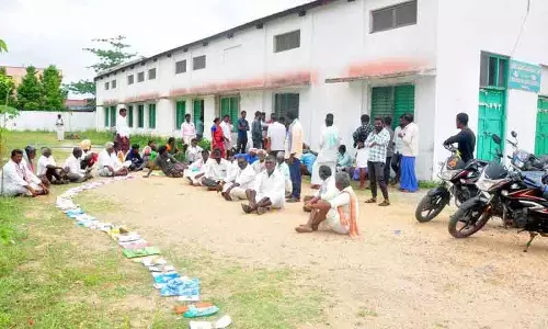 Telangana में यूरिया के लिए किसान लंबी कतारों में खड़े
