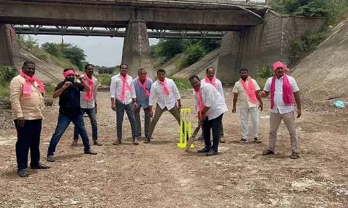 BRS कार्यकर्ताओं ने करीमनगर में सूखी पड़ी SRSP नहर में क्रिकेट के लिए प्रदर्शन किया