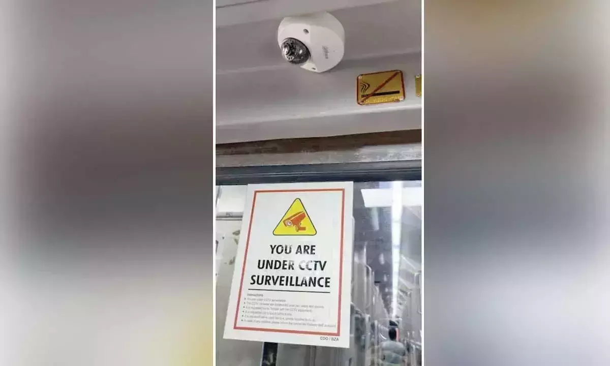 यात्रियों की सुरक्षा बढ़ाने के लिए ऑनबोर्ड CCTV निगरानी